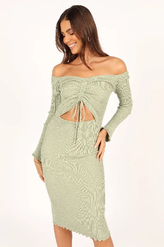 Midi dresses with ruffled sleeves for a more feminine and voluminous look Geneva Off Shoulder Midi Dress - Sage Midi dresses with ruffled sleeves for a more feminine and voluminous look Geneva Off Shoulder Midi Dress - Sage
