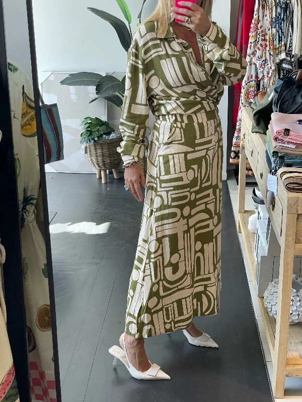 Printed Abstract Women Dress for a Modern and Artistic Appeal Printed Abstract Women Dress for a Modern and Artistic Appeal Burch Skirt Printed Abstract Women Dress for a Modern and Artistic Appeal Printed Abstract Women Dress for a Modern and Artistic Appeal Burch Skirt